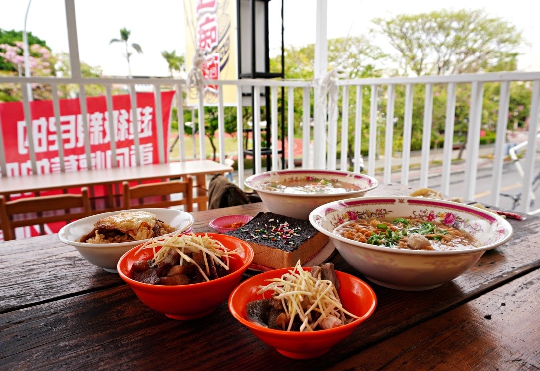憶起痴麵 台南-安平新開古早童玩所 | 古早自熬鍋燒麵 | 美味台式小吃