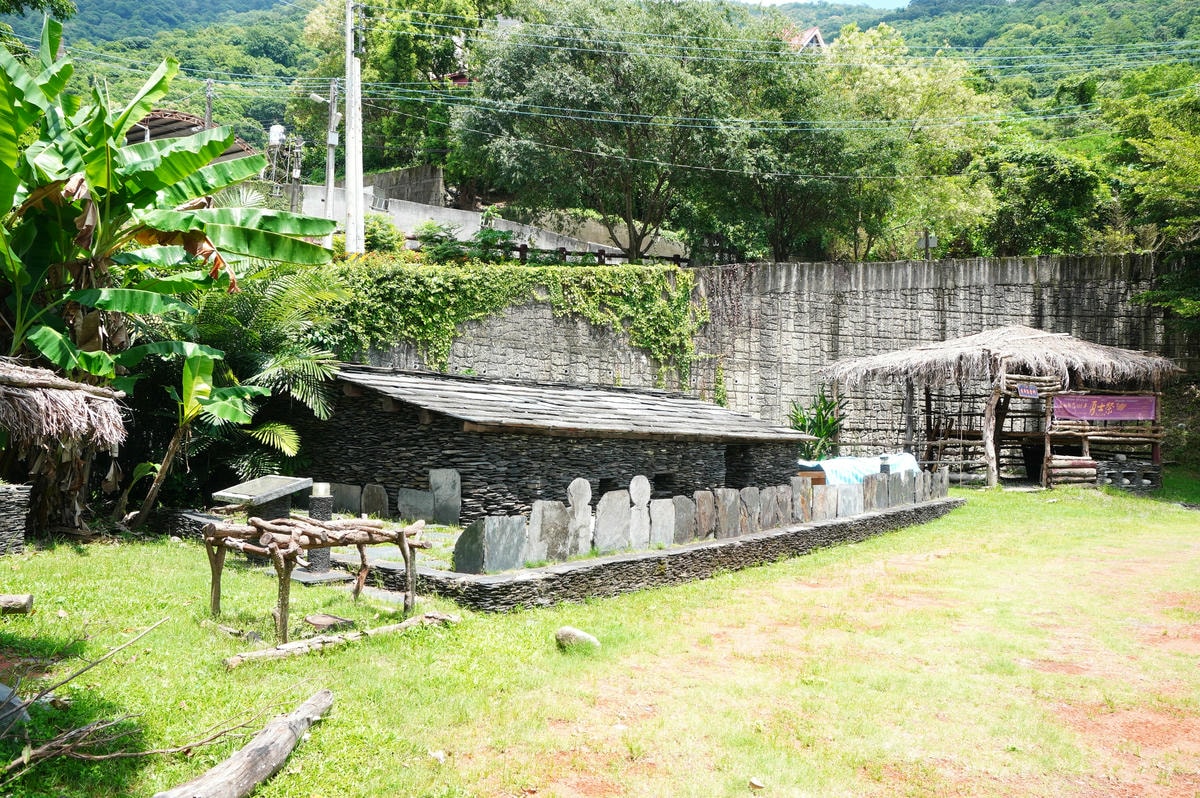 萬山部落 | 高雄茂林山中小鎮 | 臺灣唯一舊部落模型導覽 | 台灣最神秘的圖騰「萬山岩雕 」| 秘境涵洞瀑布 | 原住民風味餐 - 第7張圖 萬山部落 | 高雄茂林山中小鎮 | 臺灣唯一舊部落模型導覽 | 台灣最神秘的圖騰「萬山岩雕 」| 秘境涵洞瀑布 | 原住民風味餐