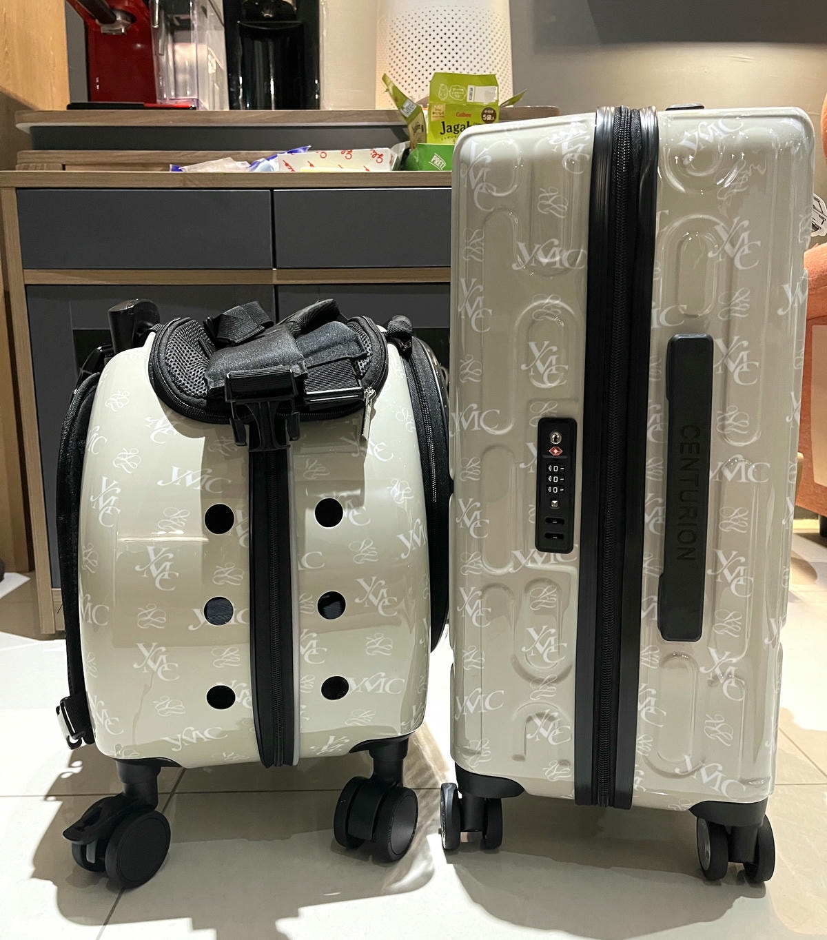 移動城堡寵物推車 仙杜瑞拉系列 7公斤內+20吋百夫長登機箱聯名款 中世紀古堡杏棕 - 第2張圖 移動城堡寵物推車 仙杜瑞拉系列 7公斤內+20吋百夫長登機箱聯名款 中世紀古堡杏棕