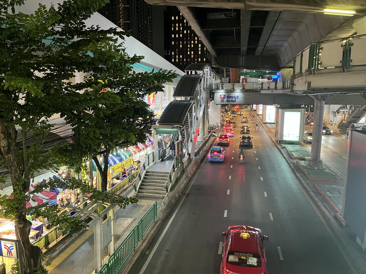HOTEL AMBER 曼谷 | ONNUT 區 歐風古典飯店| BTS 10分鐘 | 賣場餐廳步行距離 | 曼谷平價飯店推薦