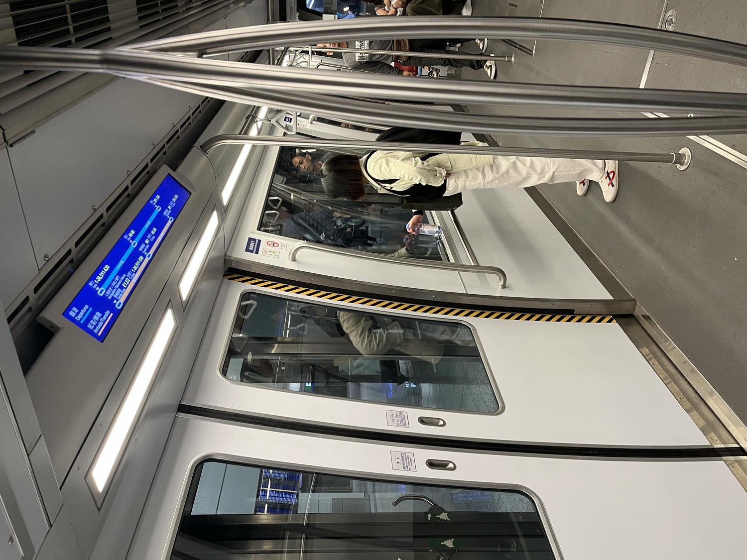 華航 香港-高雄 CI936 | 很滑的華航A321NEO 經濟艙 | 台灣設備最好的窄體客機 - 第11張圖 華航 香港-高雄 CI936 | 很滑的華航A321NEO 經濟艙 | 台灣設備最好的窄體客機