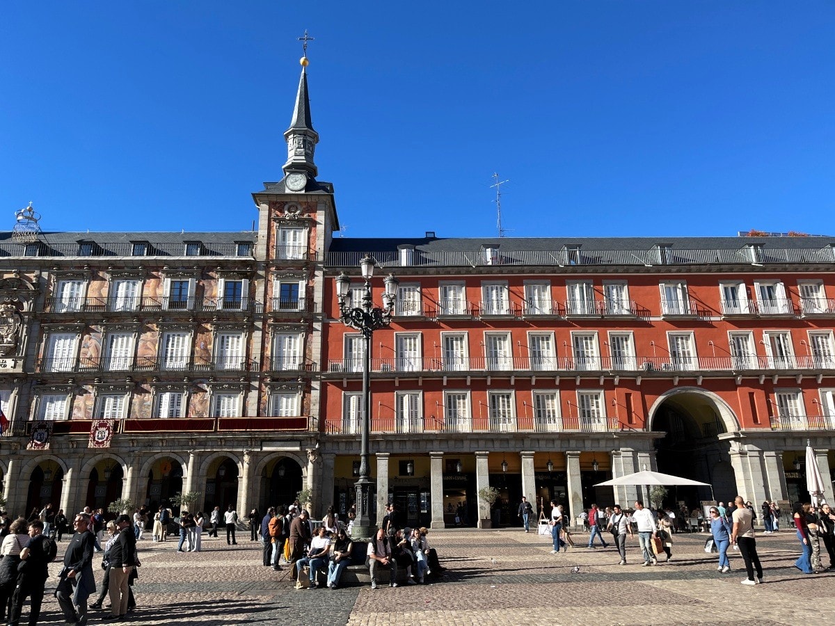 馬德里 馬約爾廣場 Plaza Mayor | 復古風格美食市集聖米格爾市場 Mercado de San Miguel - 第3張圖 馬德里 馬約爾廣場 Plaza Mayor | 復古風格美食市集聖米格爾市場 Mercado de San Miguel