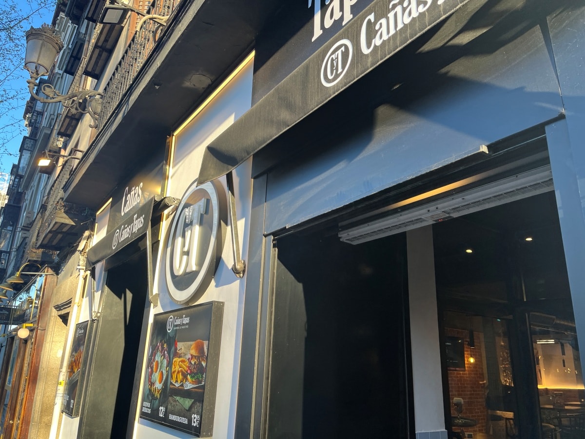 馬德里 Tapas 推薦|Cañas y Tapas 太陽廣場店:新手必訪平價連鎖餐廳 - 第1張圖 Cañas y Tapas 馬德里太陽廣場店外觀