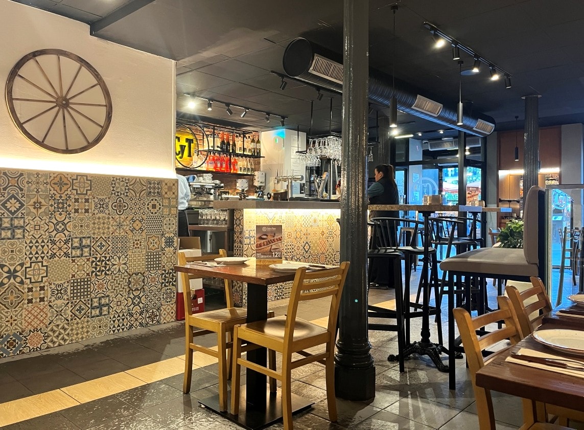 馬德里 Tapas 推薦|Cañas y Tapas 太陽廣場店:新手必訪平價連鎖餐廳 - 第4張圖 桌面餐具配置