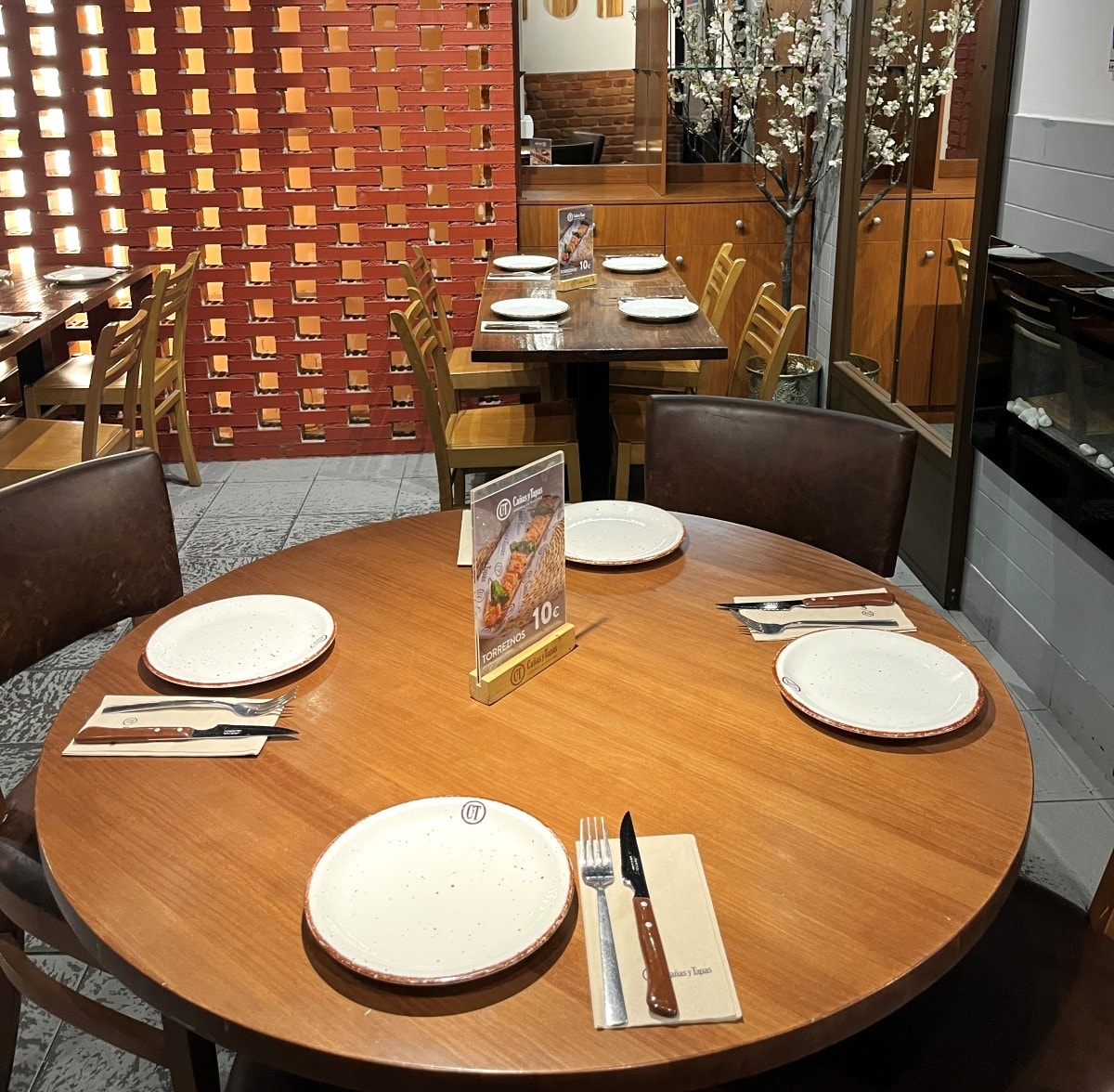 馬德里 Tapas 推薦|Cañas y Tapas 太陽廣場店:新手必訪平價連鎖餐廳 - 第3張圖 店內花磚裝潢