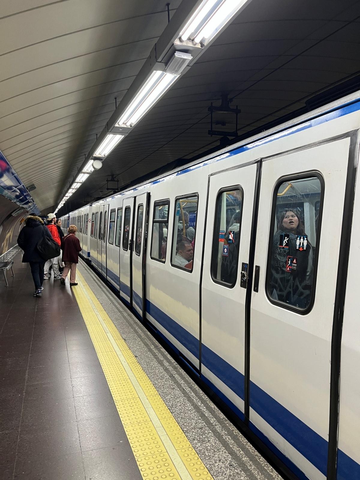 馬德里地鐵 Madrid Metro | 乾淨方便 | 次數卡一趟只要27元 | 玩歐洲比臺灣還划算交通費 - 第27張圖 馬德里地鐵 Madrid Metro | 乾淨方便 | 次數卡一趟只要27元 | 玩歐洲比臺灣還划算交通費