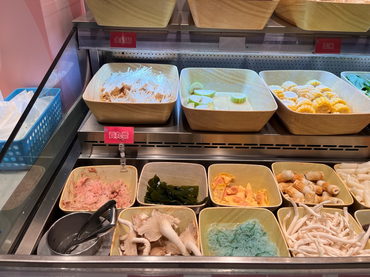 鳳山火鍋吃到飽推薦|哈肉鍋鳳山店蔬菜自助吧實測心得 - 第5張圖 火鍋料區