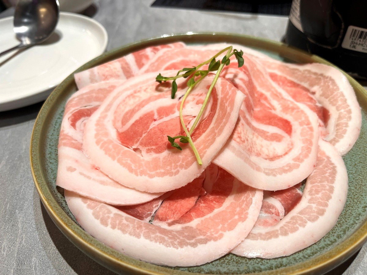鳳山火鍋吃到飽推薦|哈肉鍋鳳山店蔬菜自助吧實測心得 - 第20張圖 小肚花楠豬肉鍋