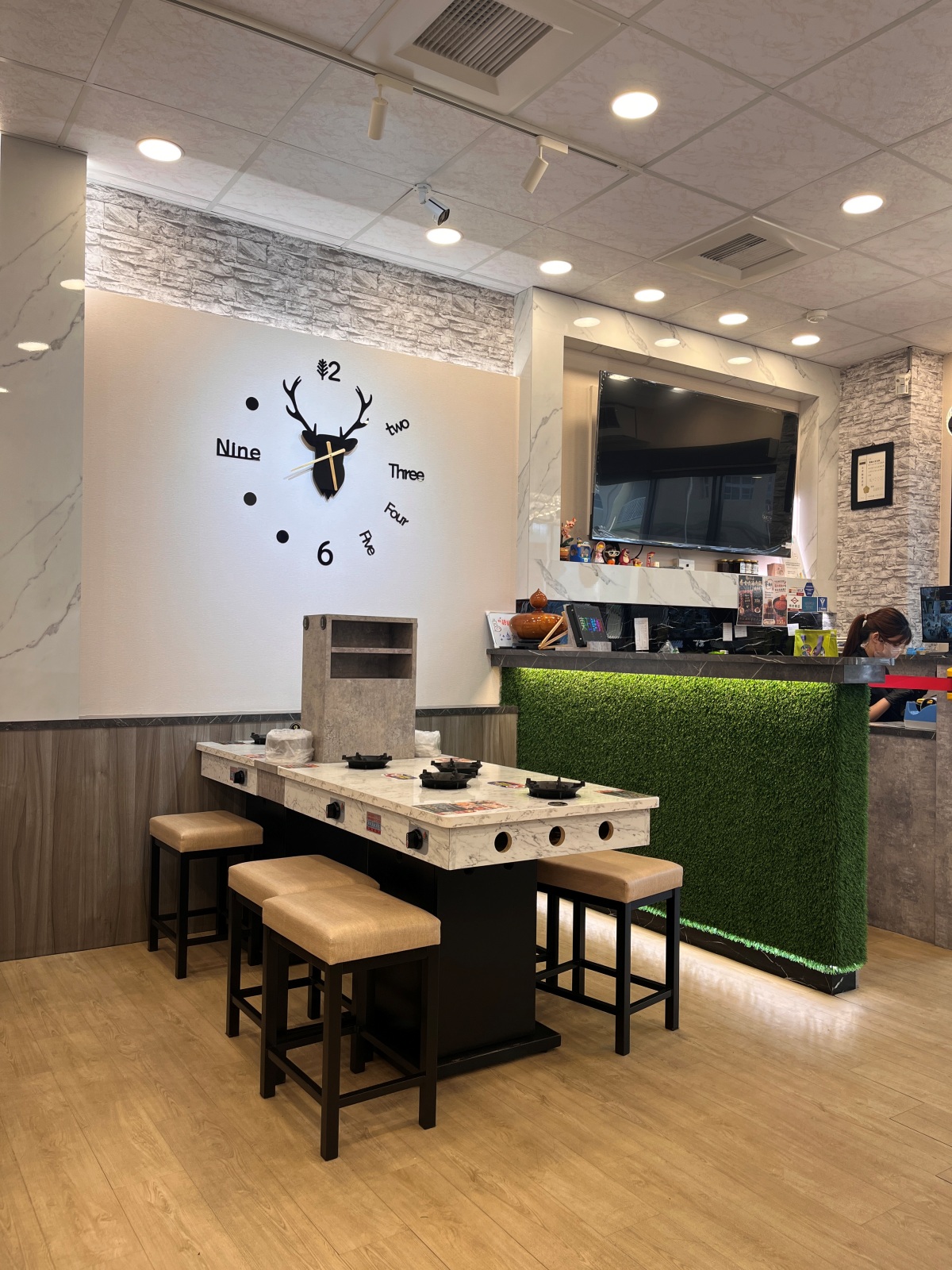 饗翻天 臭臭鍋 | 鳳南店 | 200元起麵食 | 各式飲料 | 冰品無限享用