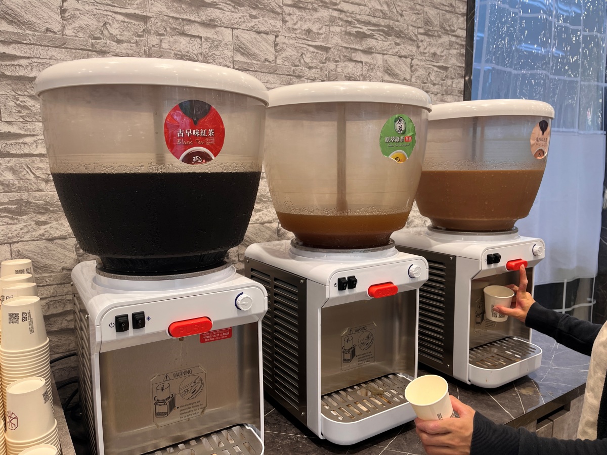 饗翻天 臭臭鍋 | 鳳南店 | 200元起麵食 | 各式飲料 | 冰品無限享用