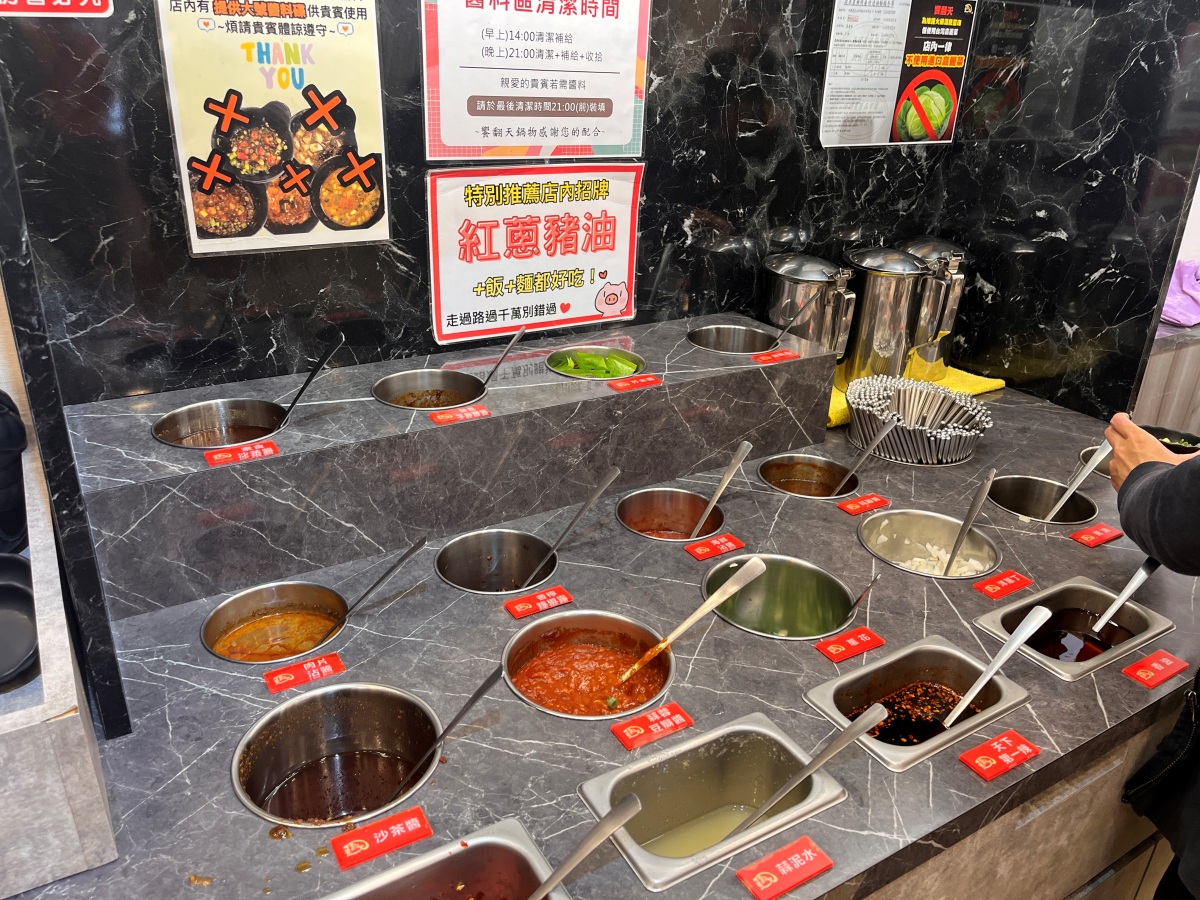 饗翻天 臭臭鍋 | 鳳南店 | 200元起麵食 | 各式飲料 | 冰品無限享用