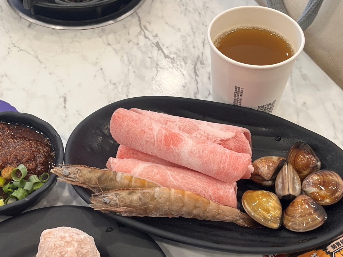 饗翻天 臭臭鍋 | 鳳南店 | 200元起麵食 | 各式飲料 | 冰品無限享用