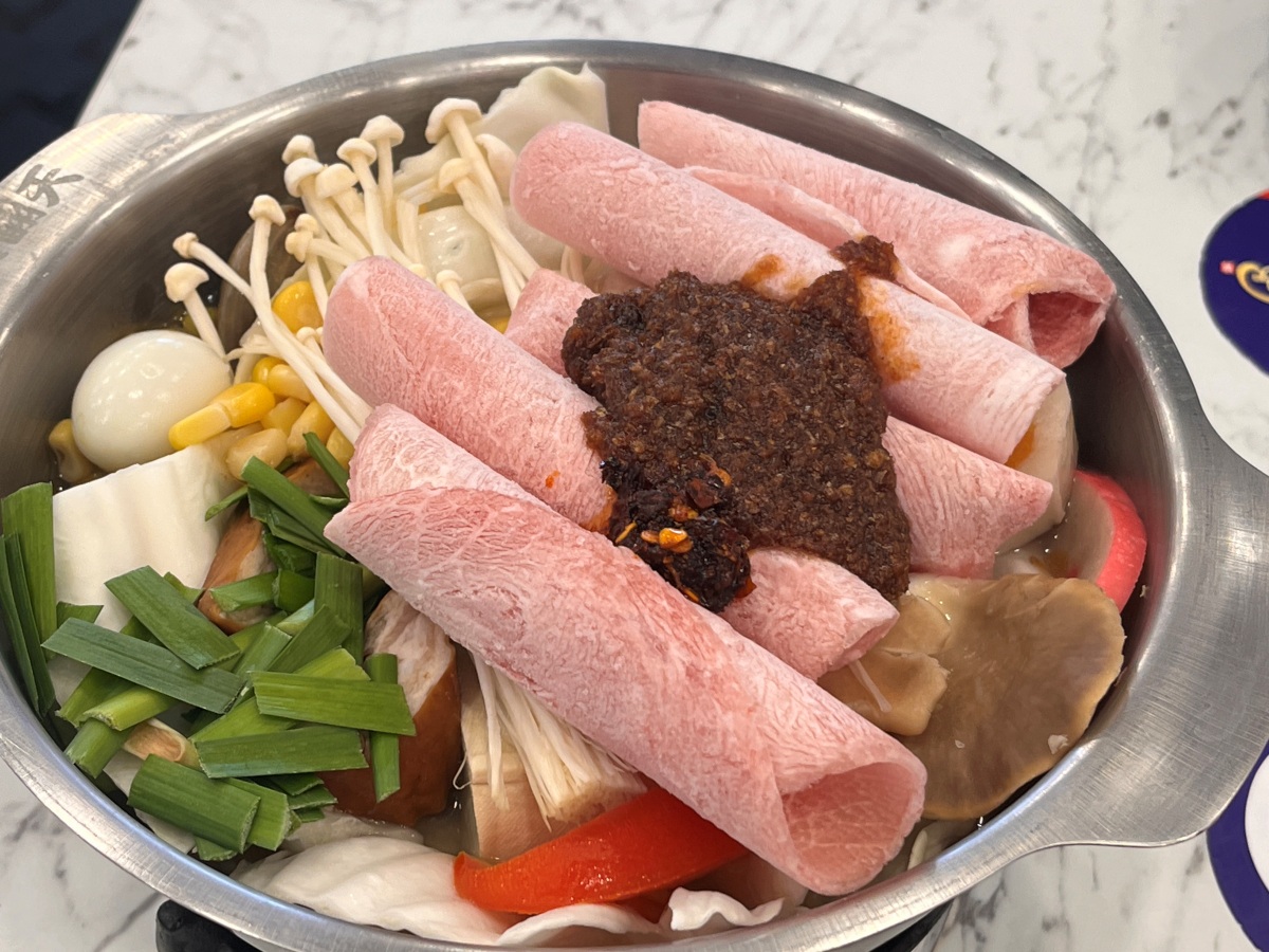 饗翻天 臭臭鍋 | 鳳南店 | 200元起麵食 | 各式飲料 | 冰品無限享用