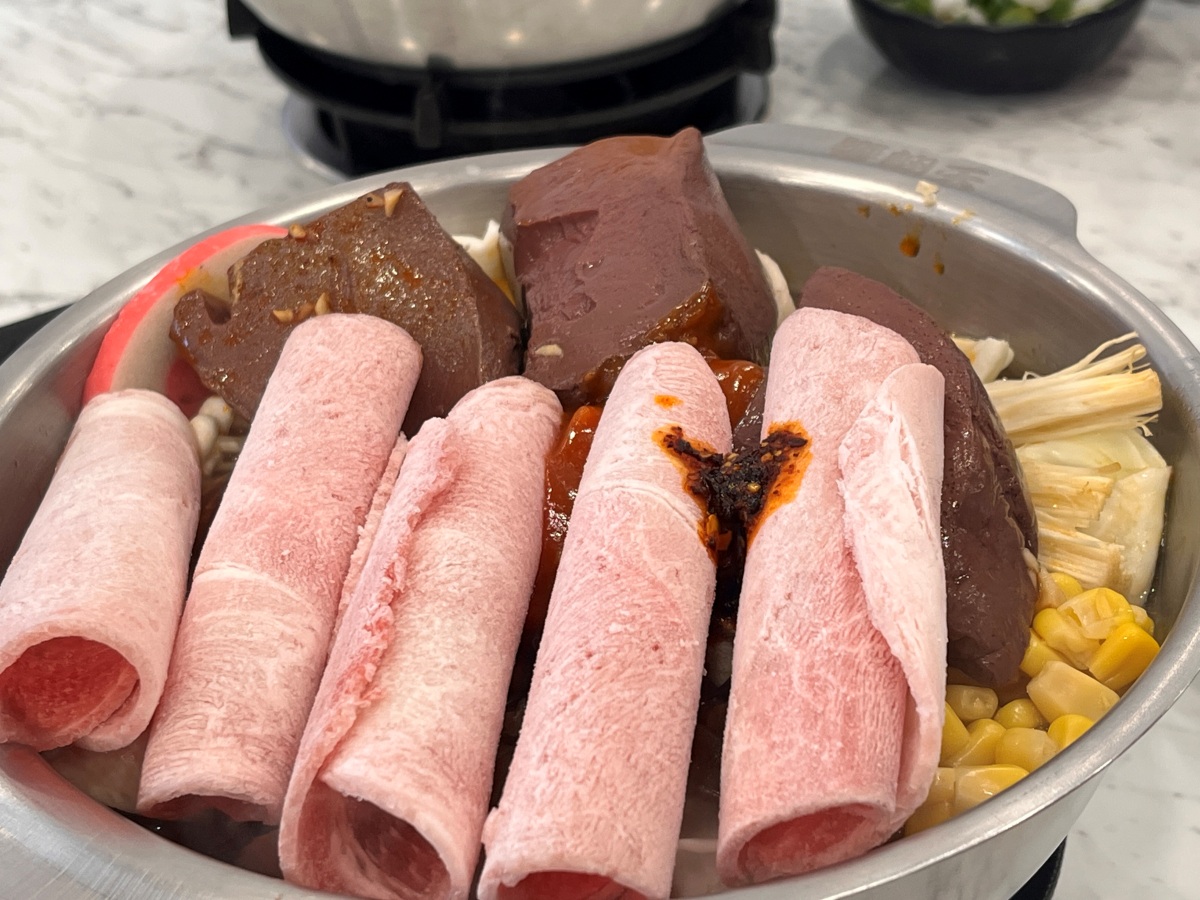 饗翻天 臭臭鍋 | 鳳南店 | 200元起麵食 | 各式飲料 | 冰品無限享用