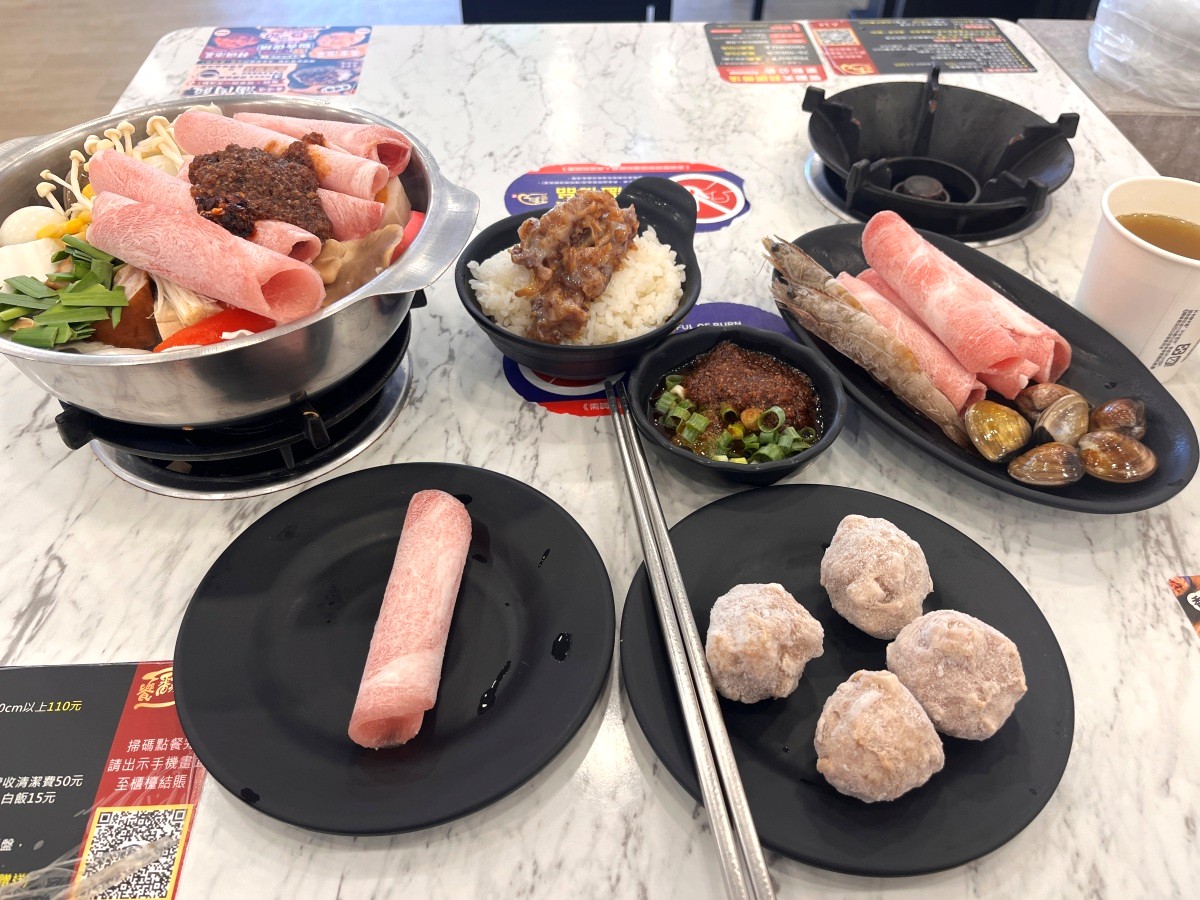 饗翻天 臭臭鍋 | 鳳南店 | 200元起麵食 | 各式飲料 | 冰品無限享用