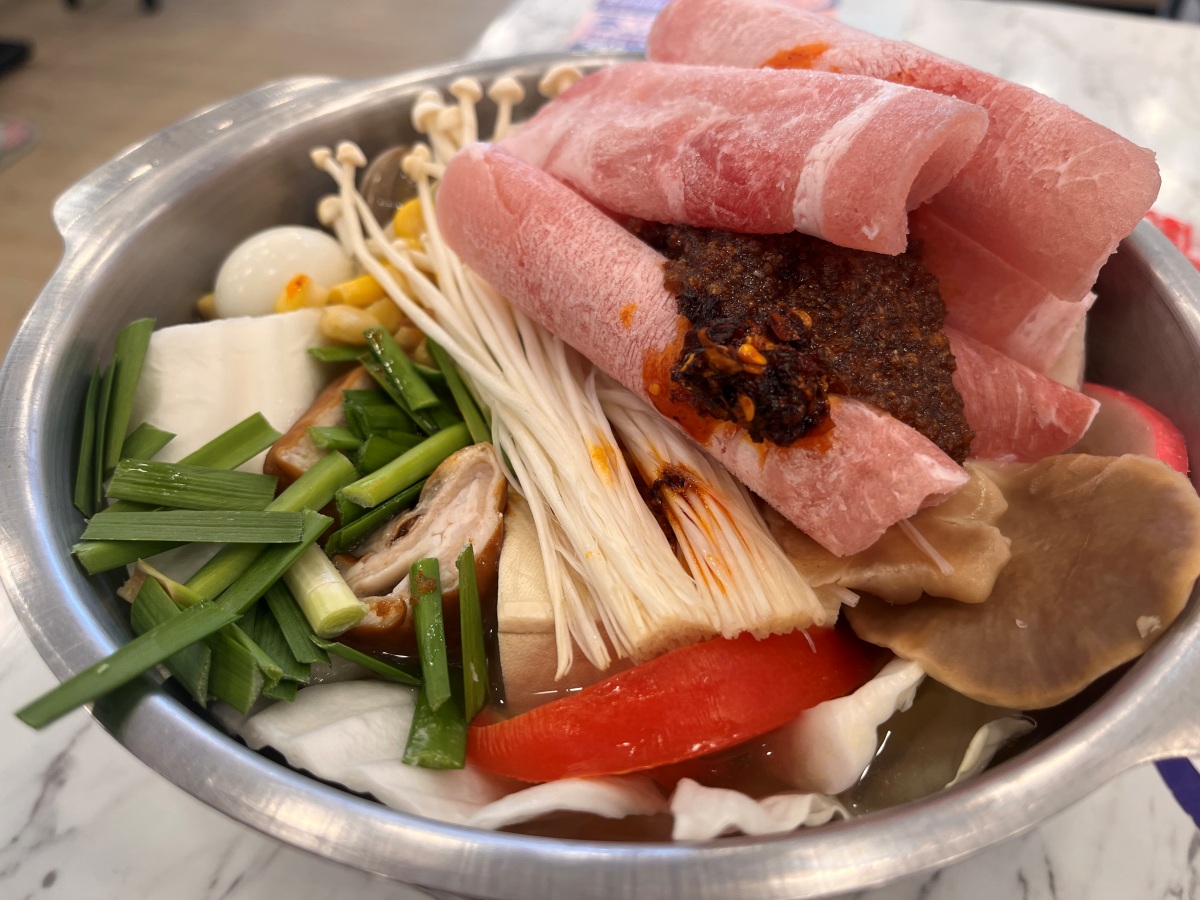 饗翻天 臭臭鍋 | 鳳南店 | 200元起麵食 | 各式飲料 | 冰品無限享用