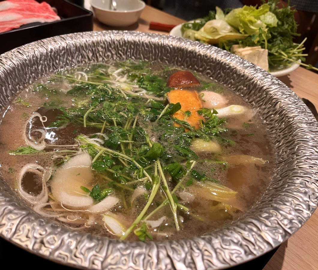 日本東京 MoMo Paradise | A5 和牛國產牛100分鐘無限享用壽喜燒 | 服務品質真的應該要收服務費